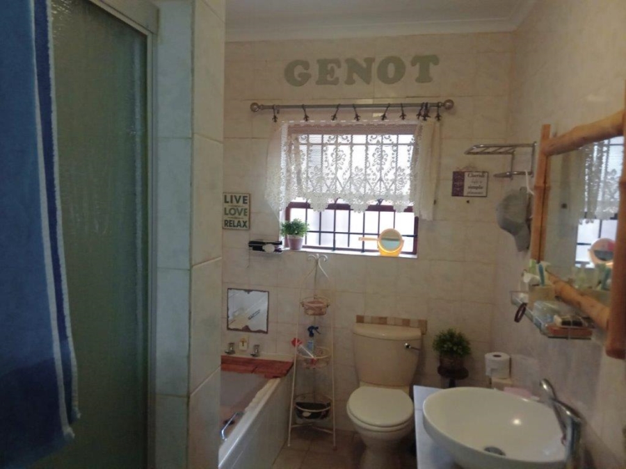 5 Bedroom Property for Sale in Wavecrest Eastern Cape